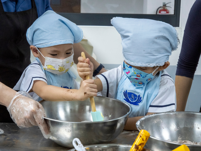 Baking cookies is not just an activity but a way to bring Miguel Lazaro (right) and his daughter Lia Katherine closer.  “This is a great way for me to spend time with my daughter,” he says.