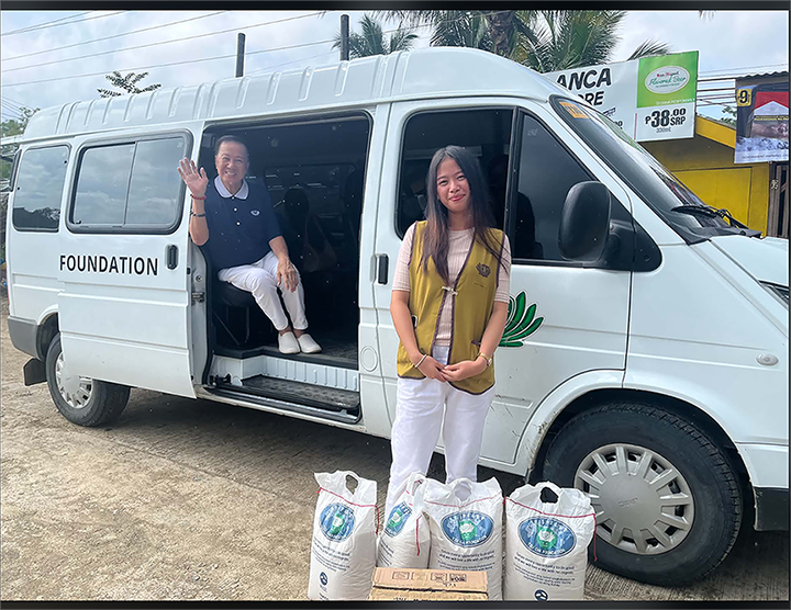 Receiving her rice and grocery subsidies as a Tzu Chi scholar