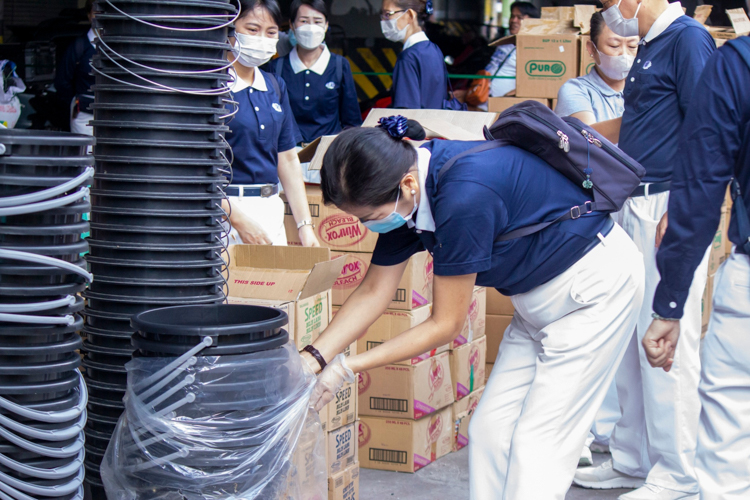 A Tzu Chi volunteer prepares the pails for the relief distribution.