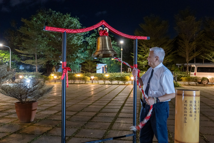 Tzu Chi Philippines CEO Henry Yuñez rings the ceremonial bell rope, symbolically banishing negative energy and welcoming prosperity for the year ahead.