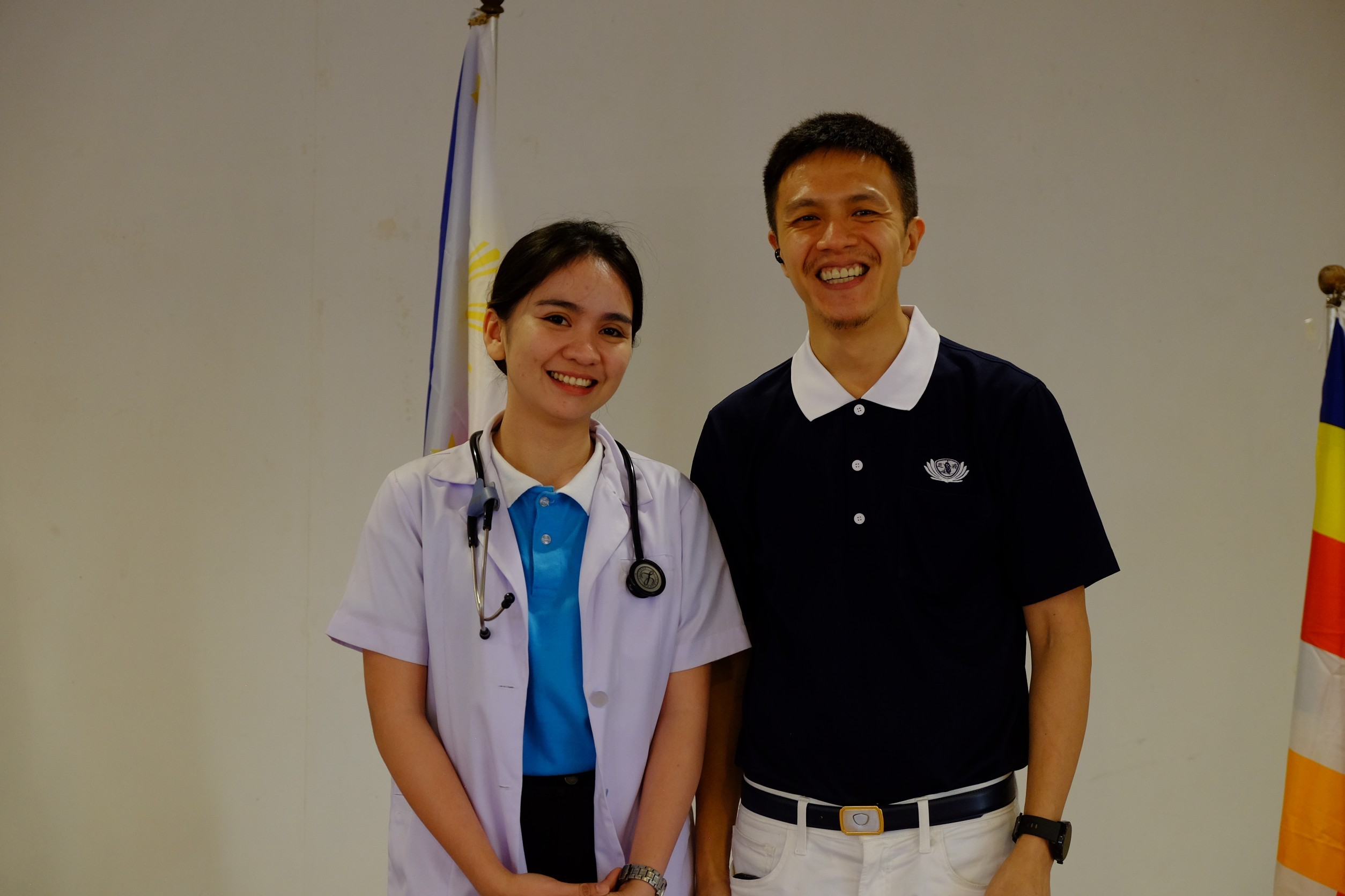 Tzu Chi Zamboanga Vice Officer-in-Charge Harvey Yap presents Andrea Bonife Ibañez with her first stethoscope, marking her transition into the medical profession.