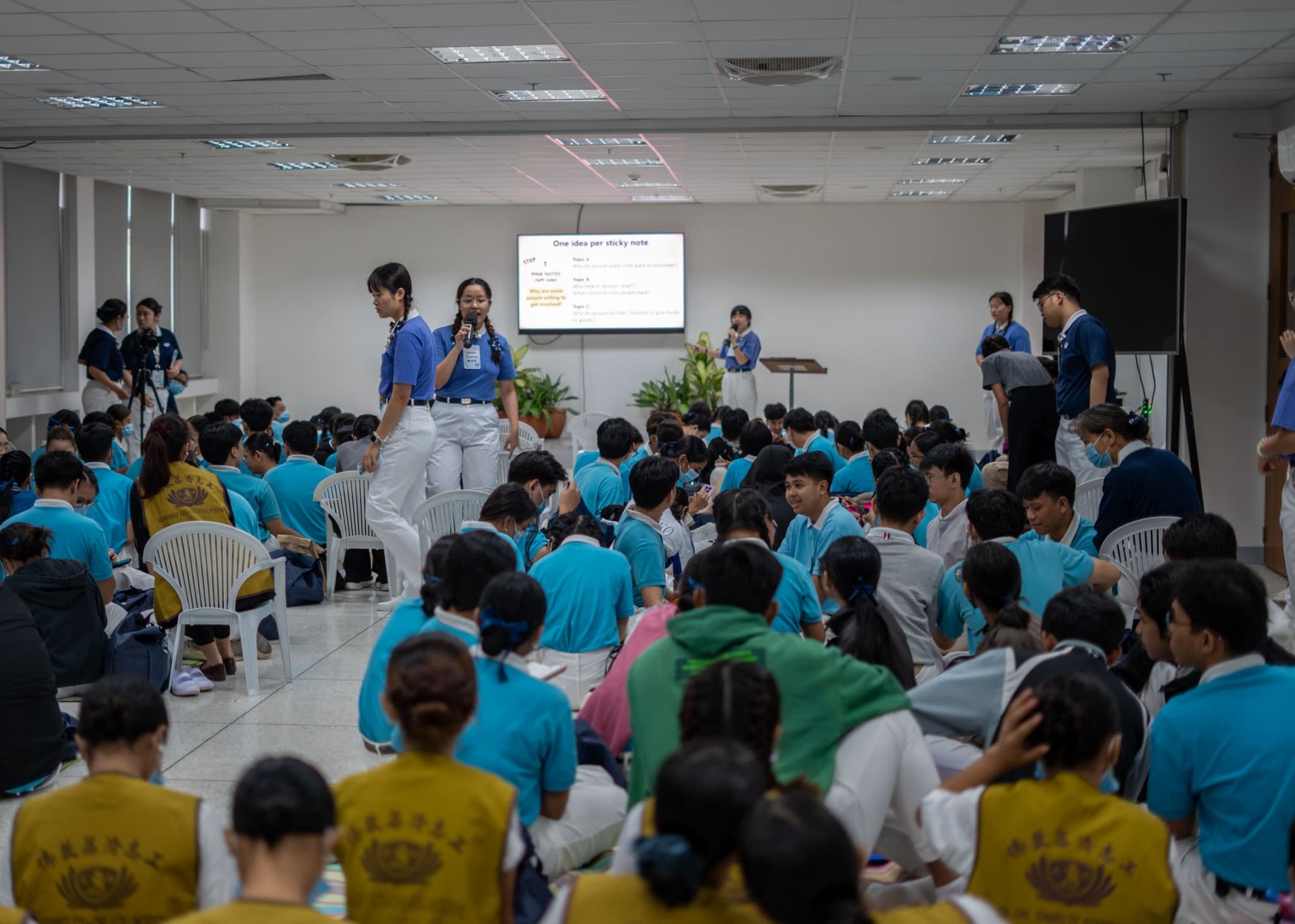 At the Buddhist Tzu Chi Campus, Tzu Chi Youth members lead scholars in a group activity on volunteerism. 