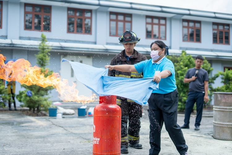 To put out a fire from an LPG tank, wrap a large wet cloth around the tank to quell the flames then turn off the valve.