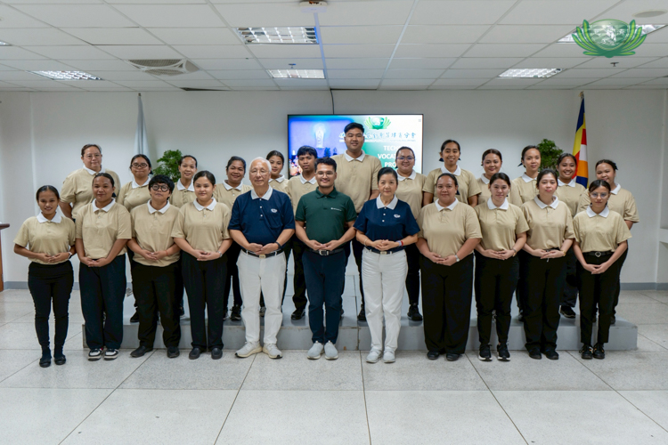 Scholars under Batch 12 of Tech-Voc’s Caregiving course pose with Tzu Chi volunteer James Cheng, Tzu Chi scholar alumnus Johniel Tuando, and Tzu Chi Foundation Philippines Education Committee Head Rosa So (front row, fifth, sixth, and seventh from left). 