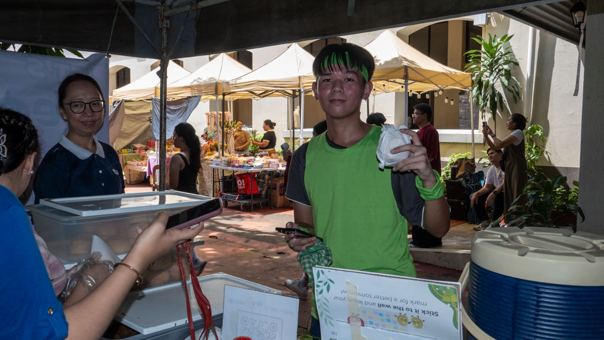 PNUan Maron Banchiran is the first to purchase Tzu Chi’s plant-based tocino pandesal. 