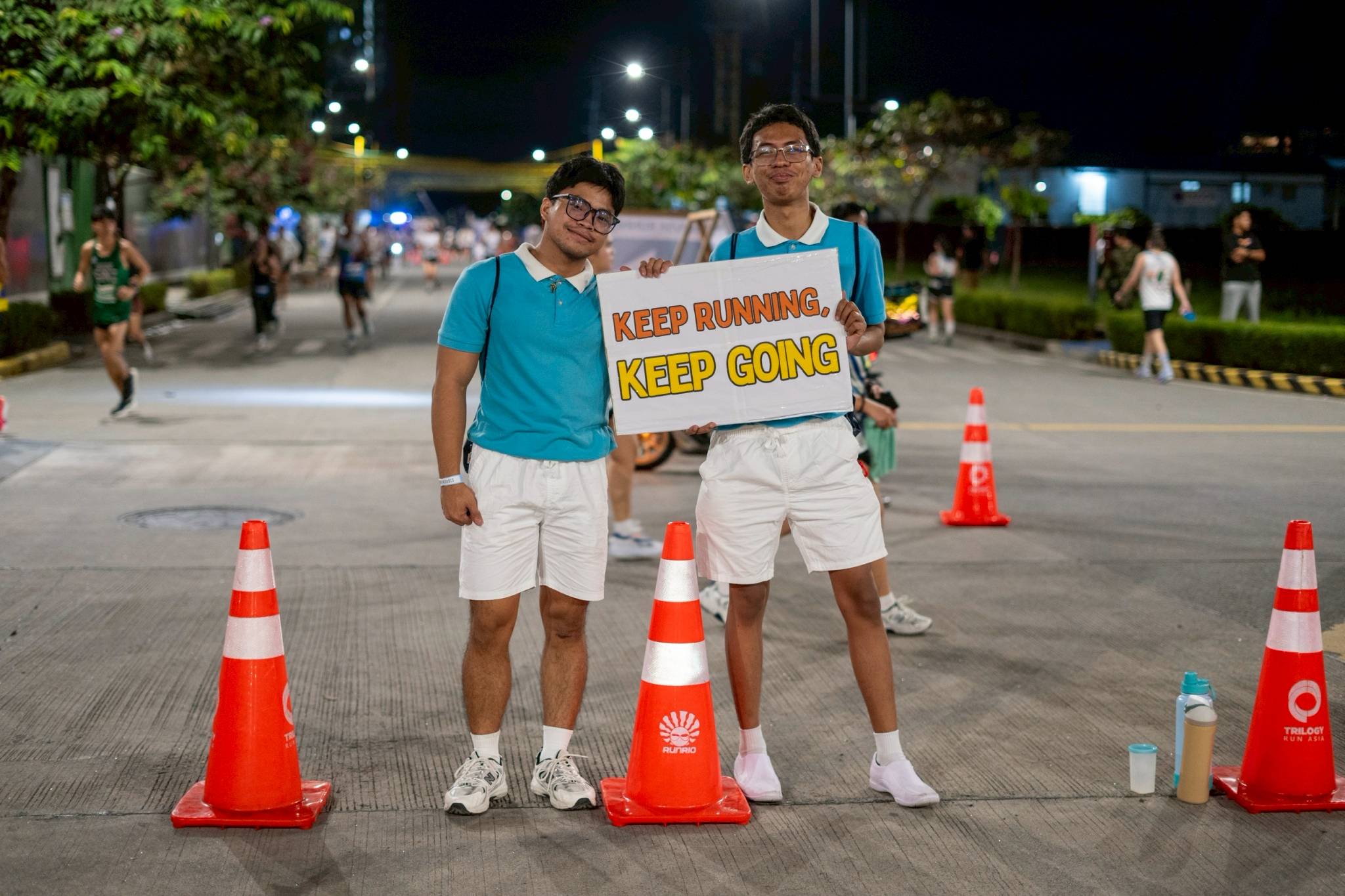 Scholars held up signs with positive messages to encourage runners along the course. 