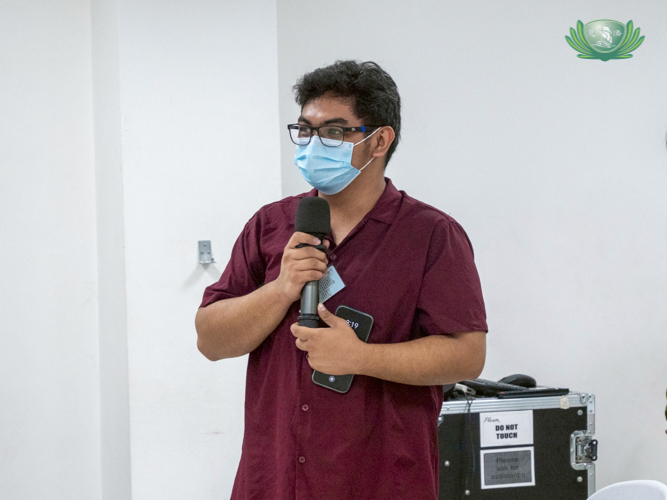 A Tzu Chi scholar shares his insights during the program.