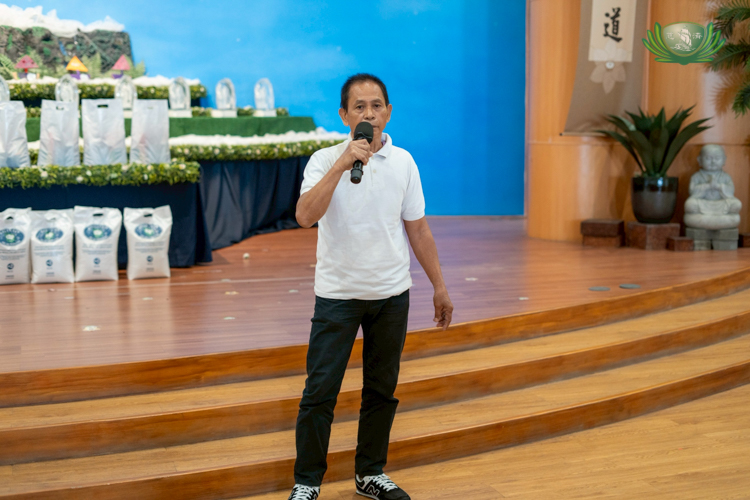 Tzu Chi gardener Crisostomo Dumlao gives tips on urban farming okra, kangkong, and other local vegetables. In 2009, he collapsed at work, prompting volunteers to rush him to the hospital. Diagnosed with complete heart block, hypertensive cardiovascular disease, and negative inspiratory force, he was implanted with a pacemaker in 2010, and underwent a replacement in 2022. Tzu Chi provided for his heart medicine.