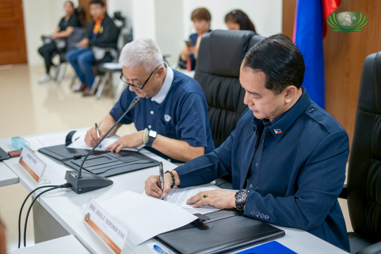 Tzu Chi Philippines CEO Henry Yuñez (left) and OCD Undersecretary Ariel Nepomuceno sign the Memorandum of Understanding.