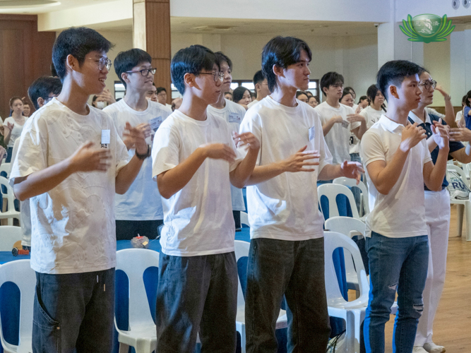 Participants learn how to interpret Tzu Chi songs in sign language.