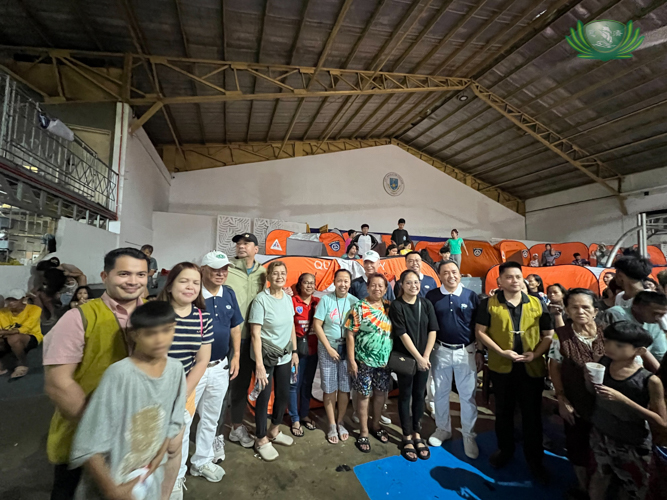 Posing with local leaders at the covered court of University of Santo Tomas-Angelicum College in Sto. Domingo, Quezon City, Tzu Chi volunteers noted that evacuees were looked after by their local government and the Department of Social Welfare and Development.