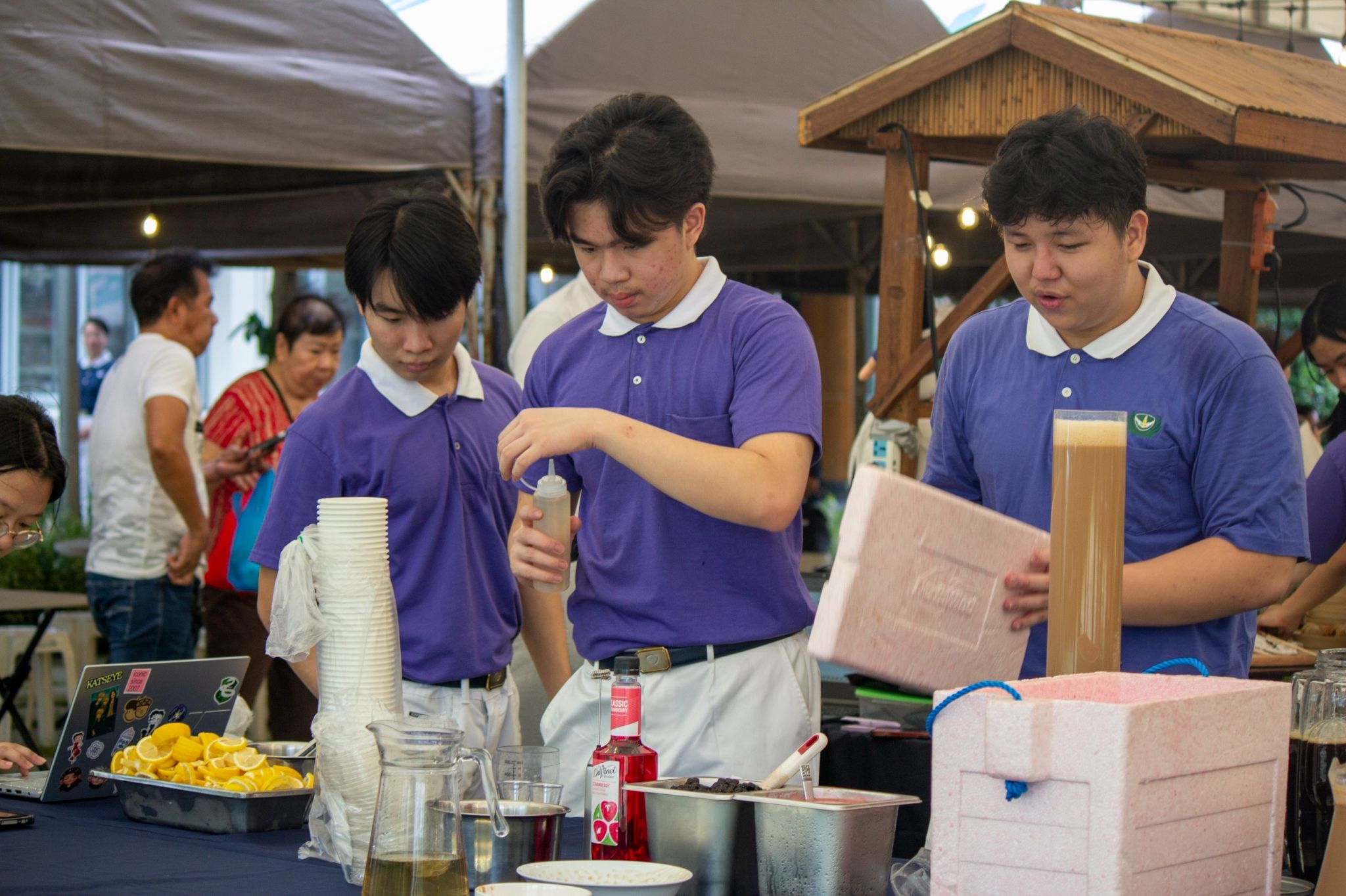 Tzu Chi Youth prepare milk tea orders, one of the bazaar’s standout drinks.