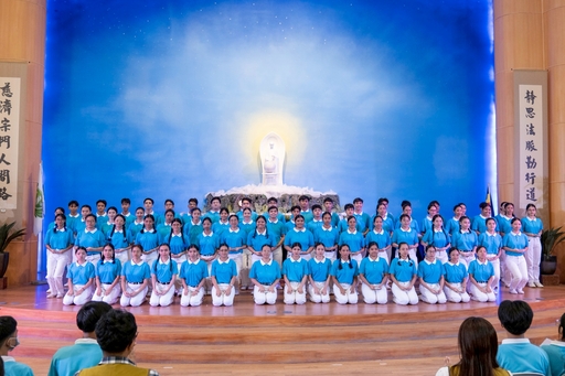 The newest batch of Tzu Chi scholars pose for a group photo.