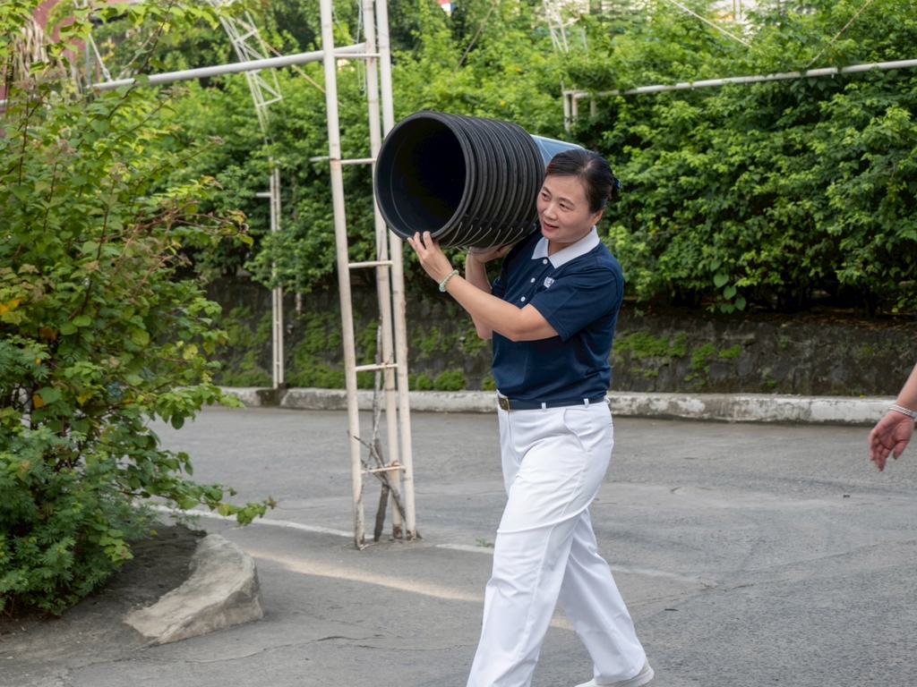 Tzu Chi volunteer Sharon Sy gives her best effort in helping families affected by the fire.