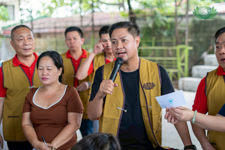 Singcang-Airport Barangay Captain Rosinie Distrito (wearing black shirt) took part in the three-day relief mission alongside Tzu Chi volunteers.