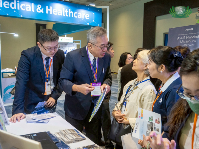 Zheng Shunxian (second from left) entertains queries on Hualien Tzu Chi Hospital International Medical Center, of which he is the deputy chief resident.