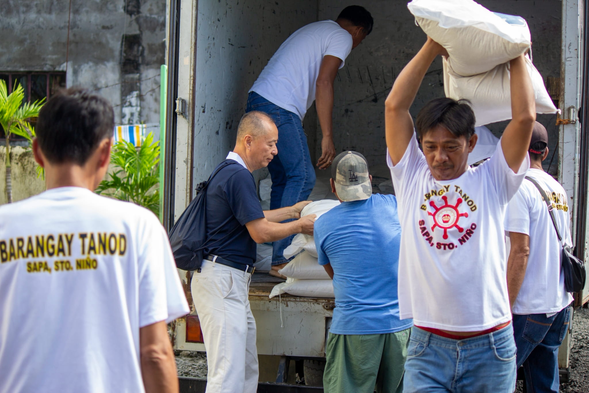 Barangay officials from Sapa, Sto. Niño worked alongside Tzu Chi volunteers in unloading sacks of rice and other relief items. 