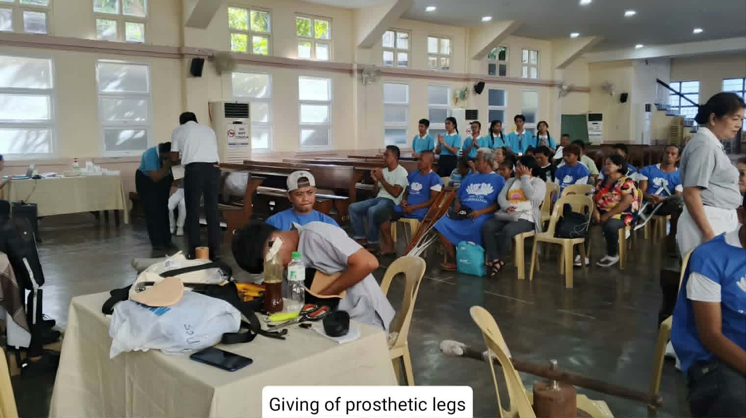 Tzu Chi Bicol scholars assist Bicolanos in a Jaipur prosthetic limb program / Photo courtesy of Jazeel Ibay.