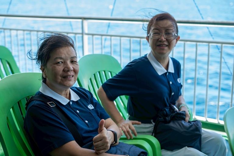 Tzu Chi volunteers Aileen Uy (left) and Winnie Yu, together with other Tzu Chi volunteers and staff, enjoy the two-hour ferry ride from Batangas Port to Calapan Port in Oriental Mindoro. 