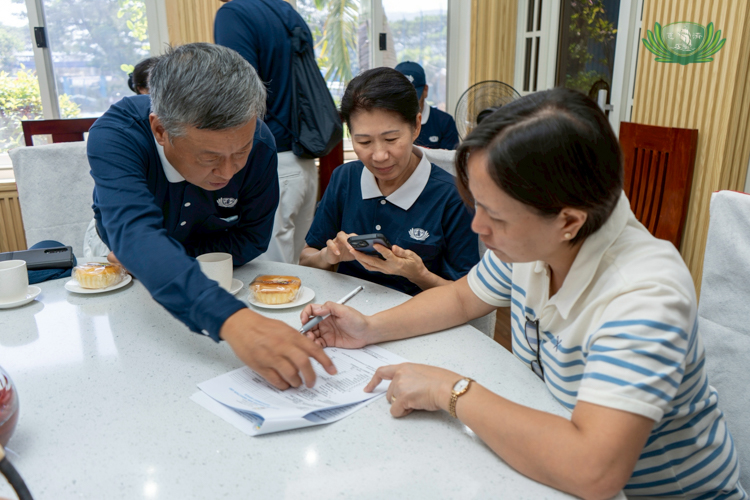Tzu Chi volunteers meet with Mayor Aurora Guzman Taay of Dingalan (right) for a courtesy call.