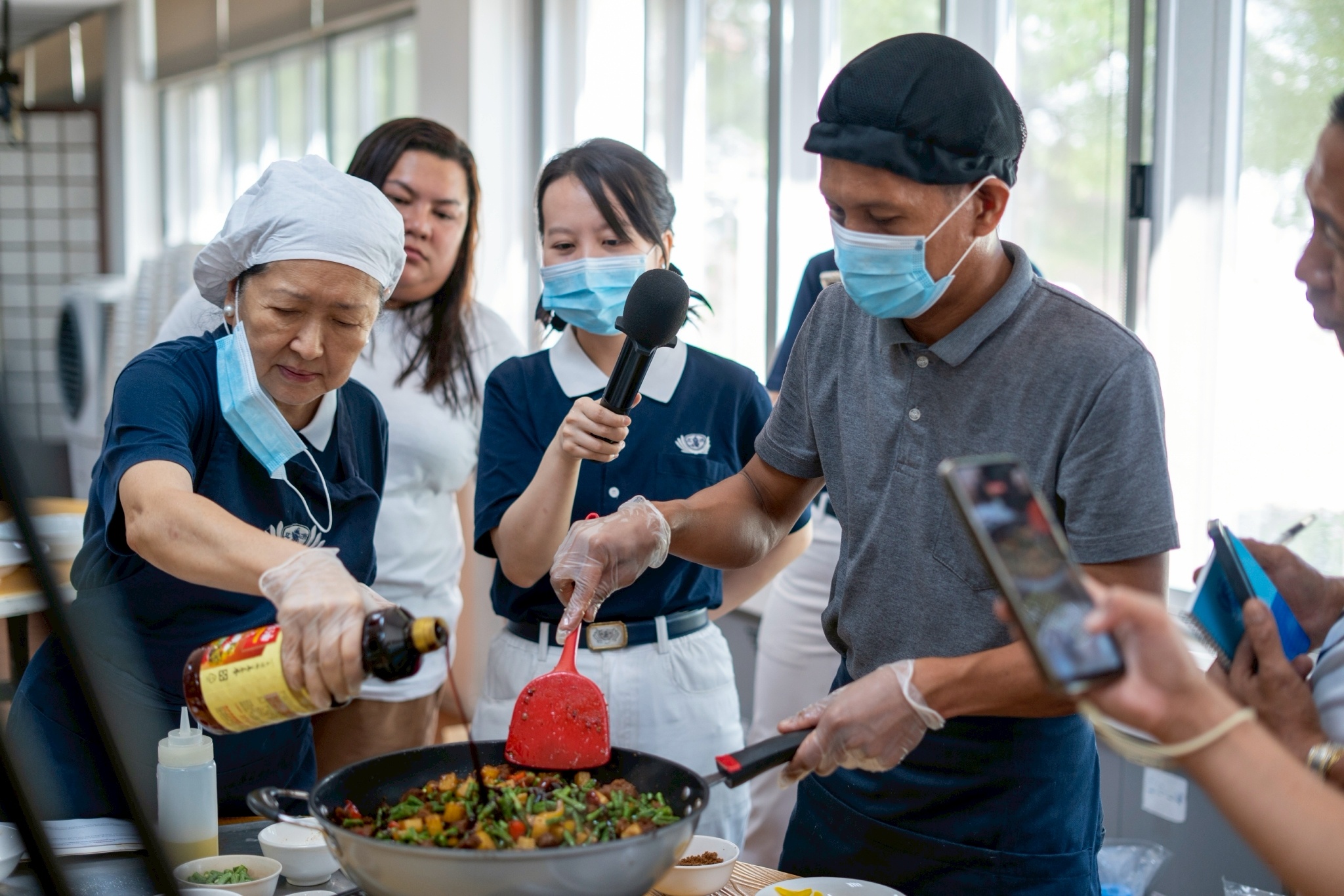 Tzu Chi volunteer Sally Yuñez reminded the participants that the recipes did not require exact measurements. Instead, she encouraged them to adjust the ingredients according to taste to achieve the desired flavor.