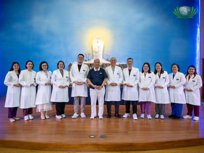 The volunteer doctors of Tzu Chi International Medical Association (TIMA) and Tzu Chi Foundation Philippines CEO Henry Yuñez take to the stage to perform "Heal the World."