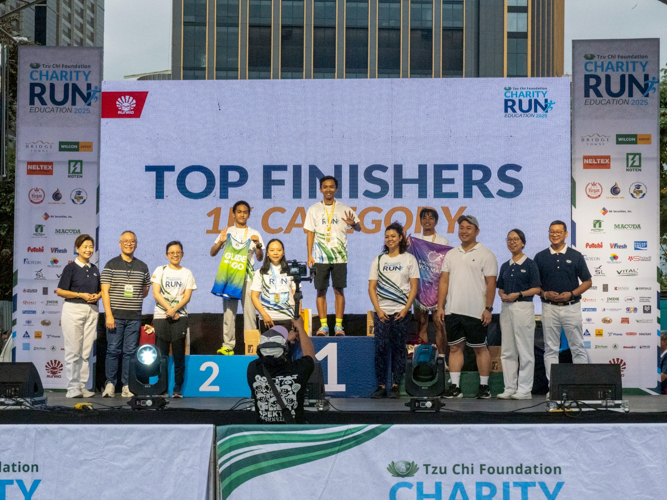 Winners from all race categories were awarded sponsor gift sets and captured the moment with Tzu Chi volunteers and partners.