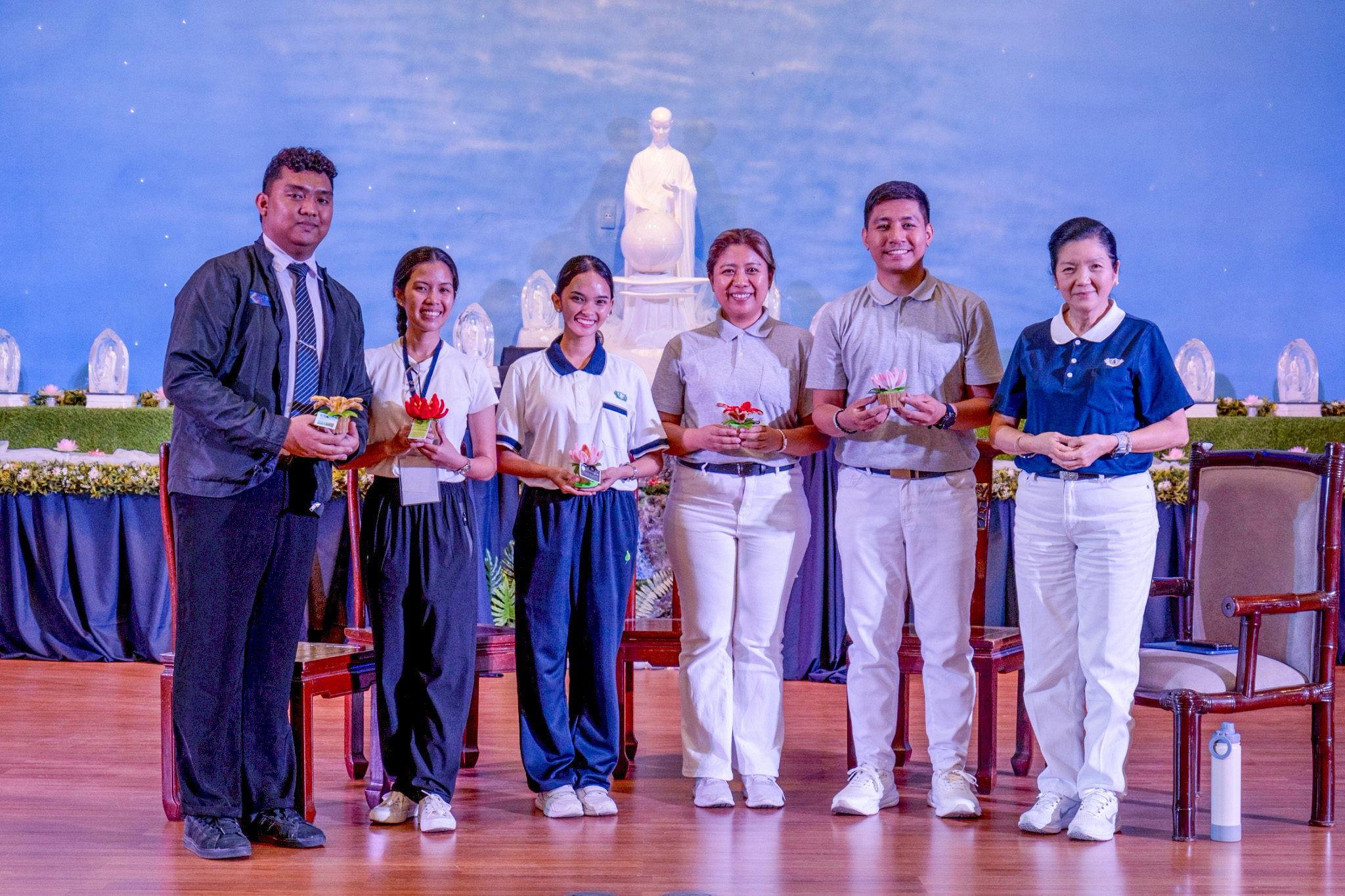 (From left) Tzu Chi Charity Department’s Clarence Suerte, scholar alumni Gwen Loyao, Arabella Nicole Monterola, Jhoy Sarmiento, Jamil Carvajal, and Rosa So, head volunteer for the educational and medical assistance programs are all smiles after a sharing on the scholar experience. 