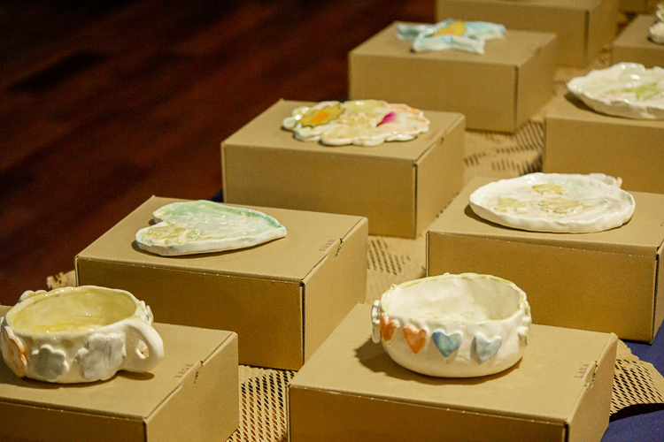 Preschoolers enlisted the help of a pottery teacher to fire their ceramic creations, which they designed and made themselves. Proceeds from the sale of these ceramics will go to Tzu Chi’s scholarship program.