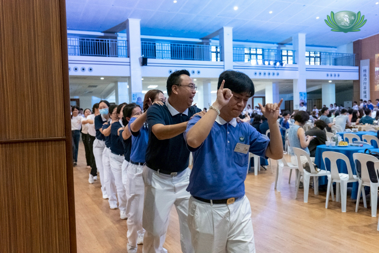 2025 Tzu Chi Youth Camp Head Kyle Francisco leads the “Pulling the Ox Cart” dance. Inspired to pursue self-cultivation after attending a talk by Dharma Master Cheng Yen, he joined a Tzu Chi Youth Camp at 16 and now has close to a decade’s worth of experience in volunteerism.