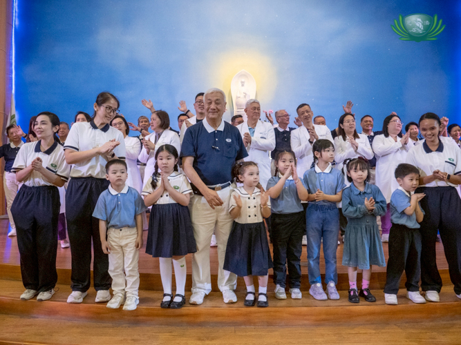 Tzu Chi Foundation Philippines CEO Henry Yuñez is joined by Tzu Chi Great Love Preschool Philippines’ teachers and students, and the doctors of Tzu Chi International Medical Association (TIMA) in the singing of “Children of the World.” 