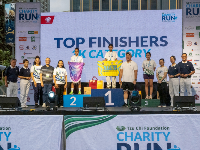 Winners from all race categories were awarded sponsor gift sets and captured the moment with Tzu Chi volunteers and partners.