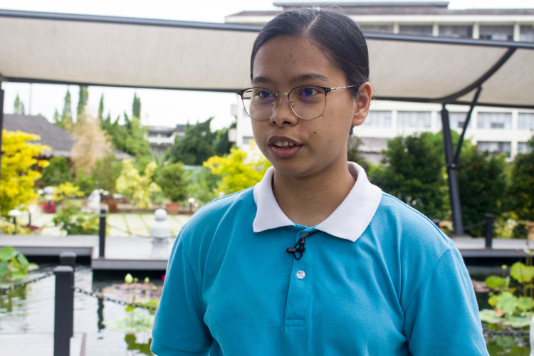 Tzu Chi scholar Jennifer Camal plans to give her bike to her father Jerome, a fruit and vegetable vendor who has been using the same secondhand bike for 20 years. 【Photo by Matt Serrano】