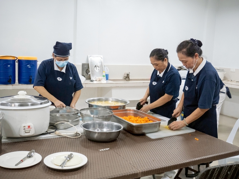 Busy throughout the activity, the kitchen team served vegetarian meals to volunteers, doctors, and patients in line.