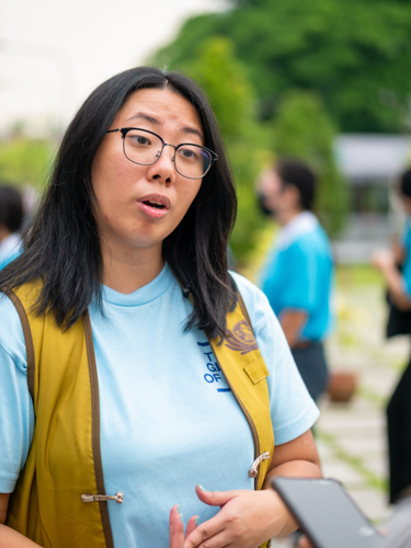 “We want to put our employees in a position of understanding of how they can help beyond donations,” says Alex Castillo, sustainability communications lead for Globe. “It’s not every day that our employees can have these conversations on hunger and how it affected them mentally.”【Photo by Daniel Lazar】