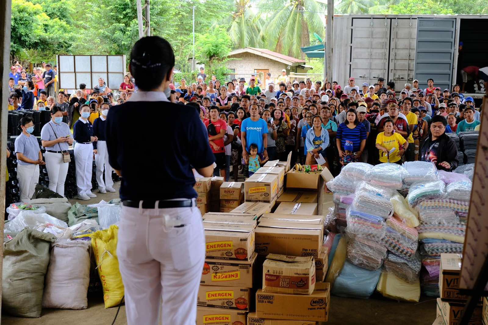 The Deputy Officer-In-Charge of Tzu Chi Davao, Sis. Mei Yuen Ang shared with the recipients of the aid how they can help preserve the environment and adopt a vegetarian lifestyle.【Photo by Tzu Chi Davao】