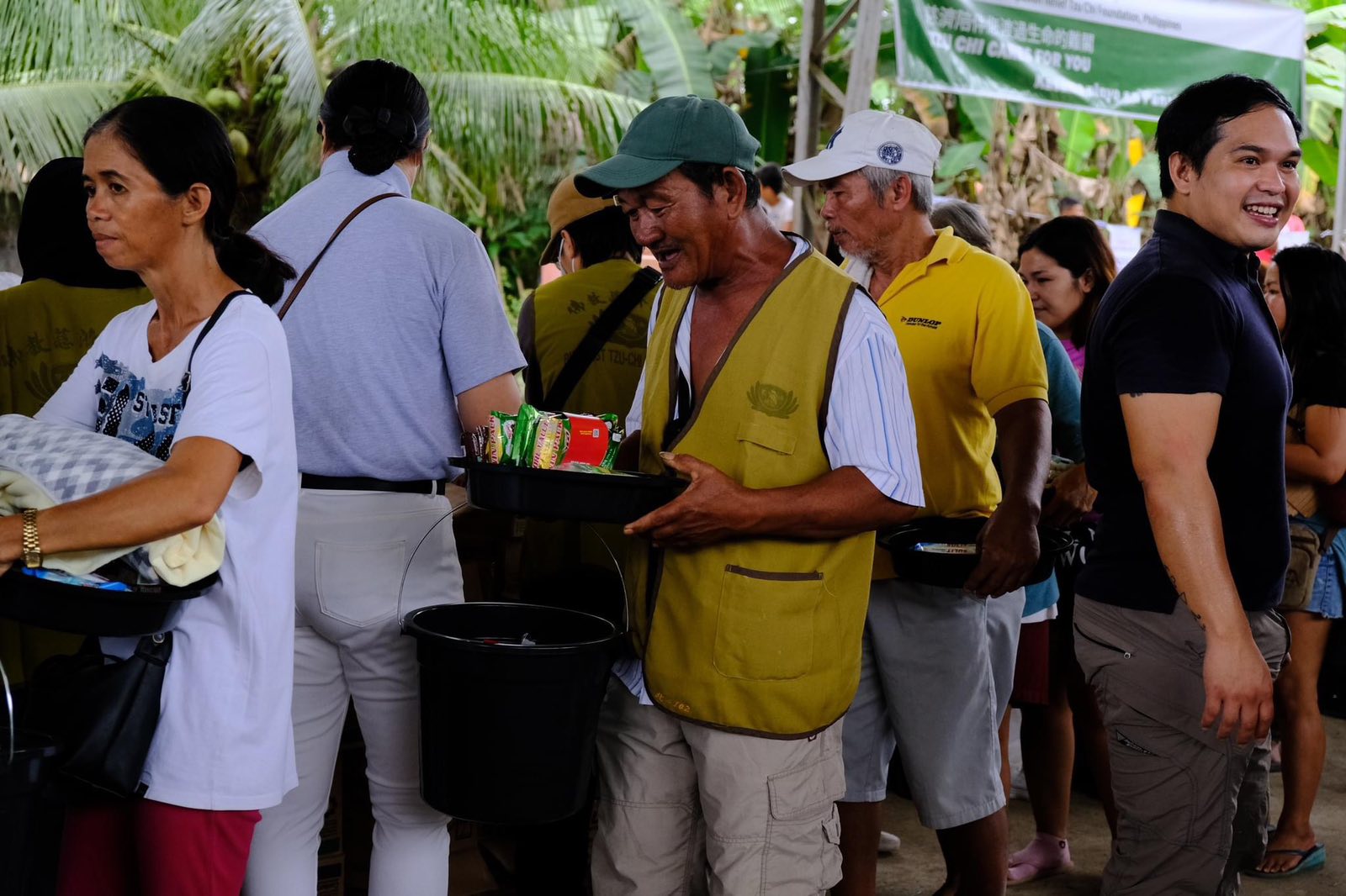 The sight of a bucket full of goods filled the beneficiary with joy.【Photo by Tzu Chi Davao】