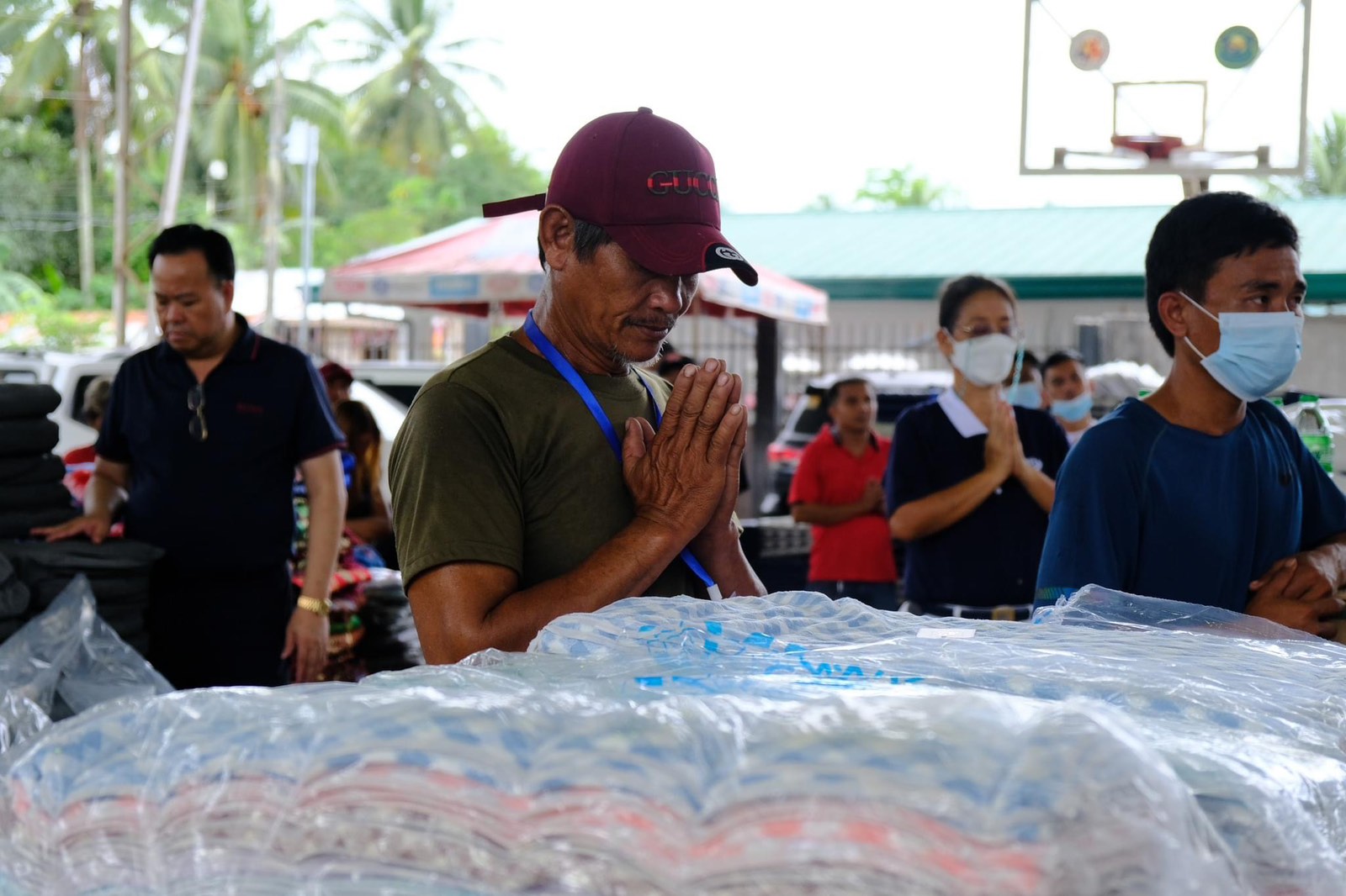 A beneficiary showed gratitude through a prayer.【Photo by Tzu Chi Davao】