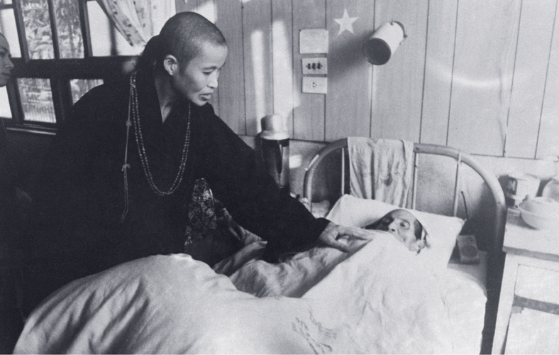 Dharma Master Cheng Yen visits one of Tzu Chi’s long-term beneficiaries in the hospital. 