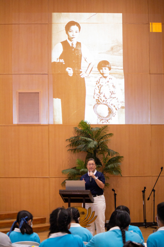 Tzu Chi Head of Communications Judy Lao presents a photo of a young Master Cheng Yen with her mother in a talk on Tzu Chi’s history. 【Photo by Marella Saldonido】 