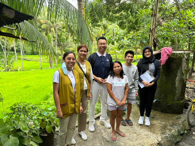 Maximo Tahum Jr. (second from right) patiently waited for Tzu Chi volunteers to meet him at an accessible location so he could take them to his place in the mountainous municipality of Tubungan. “If I could be a Tzu Chi scholar I will wait for the volunteers for as long as it takes. If they don’t come, it’s okay. I’ll accept that maybe it’s not for me. But if it’s for me, I’m blessed.”