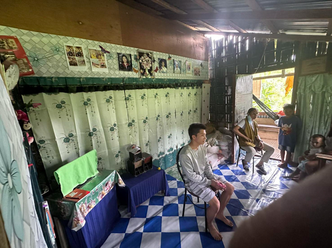 Maximo Tahum Jr. is interviewed by Tzu Chi volunteers during a home visit. 