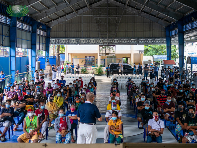 220 scavengers showed up at the covered court of Pantay Elementary School to attend the Tzu Chi program then claim their third tranche of rice and assorted grocery items. 【Photo by Daniel Lazar】