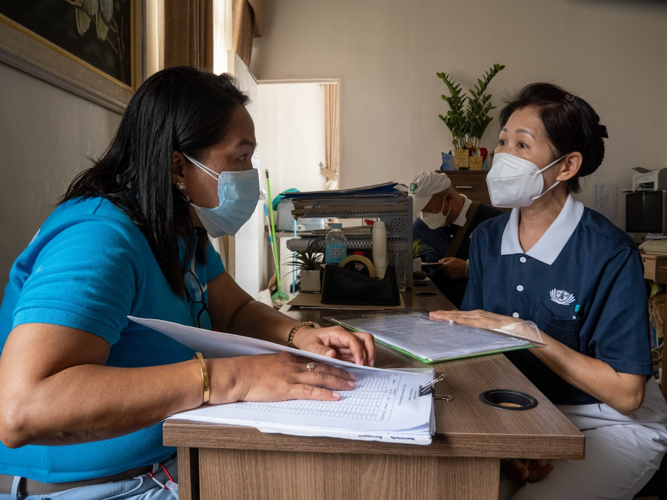 Maria Evelyn Socajel (left) from the Municipal Social Welfare and Development Office of the Municipality of Inabanga, Bohol, discusses the extent of Odette's damages with a volunteer. 【Photo by Marella Saldonido】