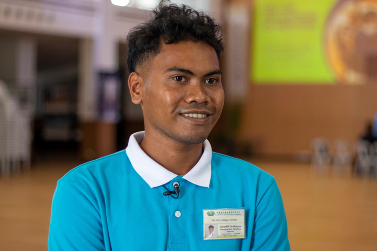 Gerald de Guzman is a third year Bachelor of Science in Agriculture (major in Crop Science) at Pampanga State Agricultural University. “When I graduate, I want to help others who have problems with their crops. I can also share good teachings with my fellow youth.” 【Photo by Matt Serrano】