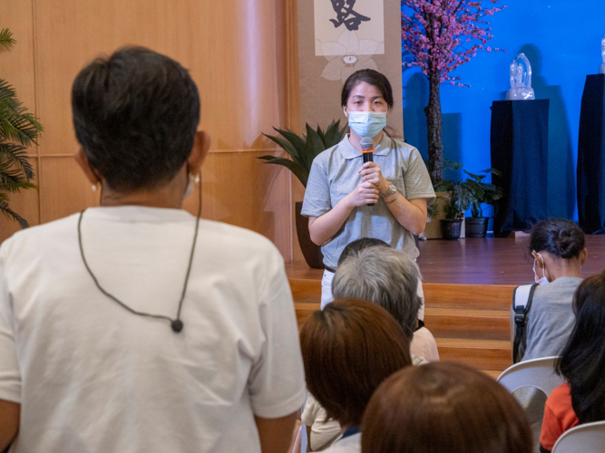 Dr. Jocelle Kuo, who gave a talk on cardiovascular health, answers a beneficiary’s question during the open forum segment. 【Photo by Matt Serrano】
