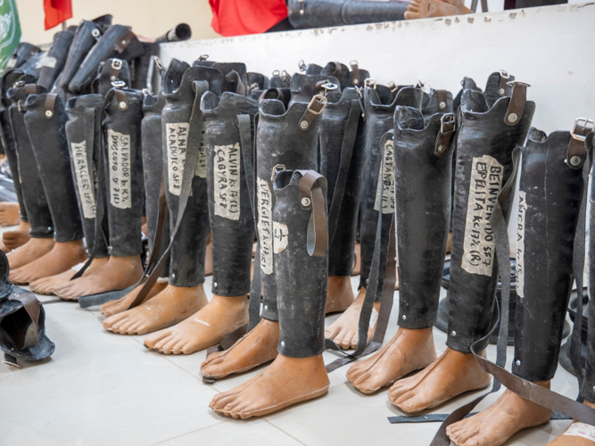 For over two decades, Tzu Chi has been providing indigent amputees with prosthetic limbs through its Tzu Chi Great Love Physical Rehabilitation and Jaipur Foot Prosthesis Manufacturing Center in Zamboanga. The Center makes use of the traditional Jaipur technology to fashion limbs out of rubber, plastic, and PVC pipe.