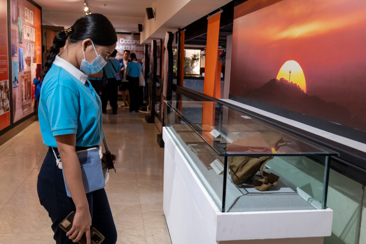 Tzu Chi scholars preserve the tour experience in pictures and memory. 【Photo by Matt Serrano】