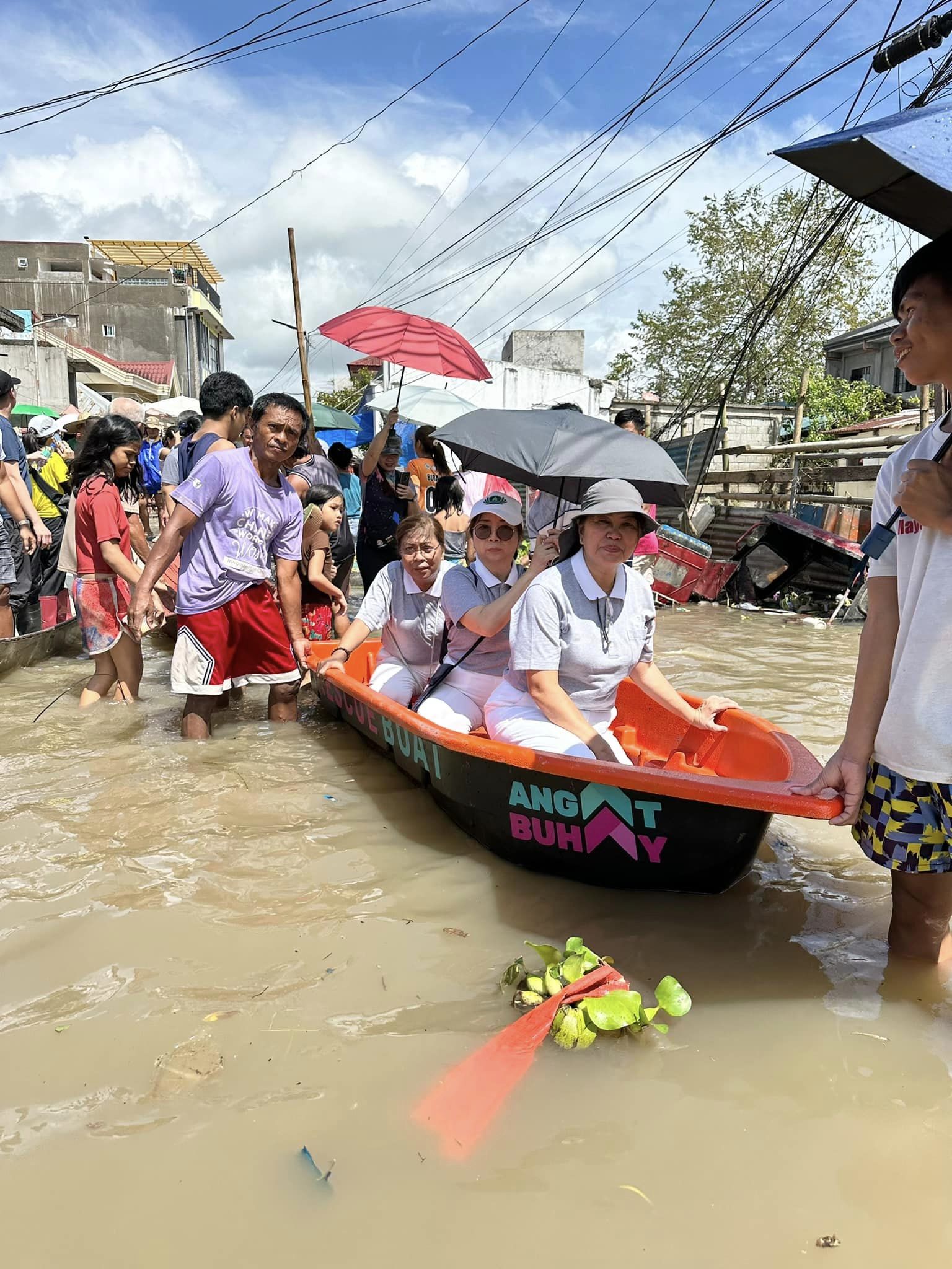 Tzu Chi Bicol volunteers join an ocular inspection of Barangay San Francisco, Baao, Camarines Sur, and distribute 1,000 hot meals to storm survivors.