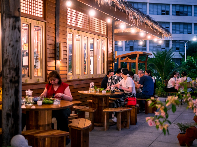 Some guests opted to dine al fresco at the cabanas. 【Photo by Daniel Lazar】